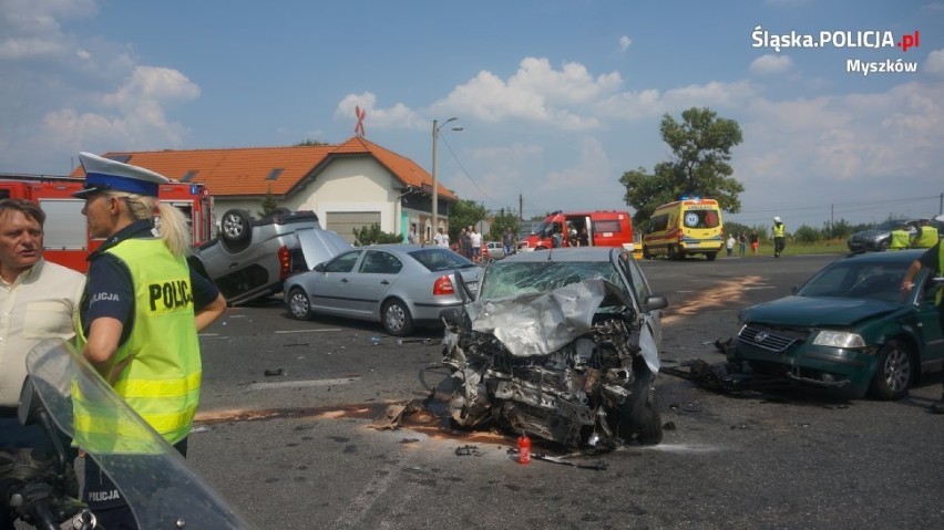 Wypadek na DK 1 w Koziegłowach: Zderzyły się cztery pojazdy, 3 osoby został ranne. Lądował helikopter LPR [ZDJĘCIA]