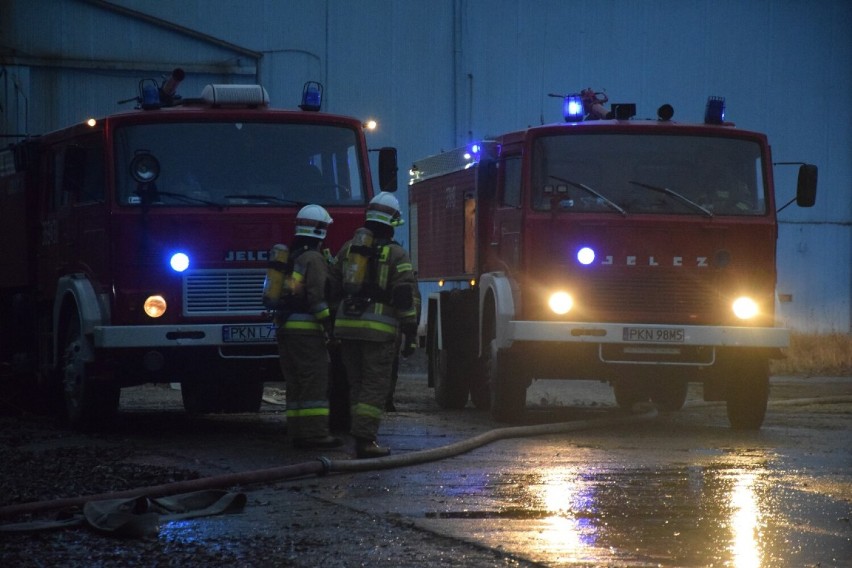 Pożar hali FUGO w Koninie. Ogień objął budynek malarni...