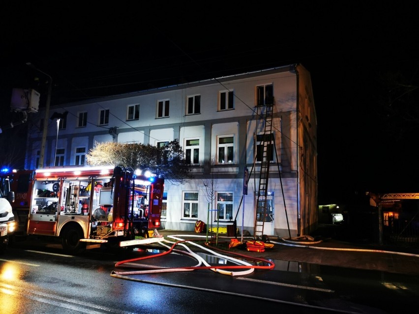 Pierwsi lokatorzy wrócili do mieszkań po tragicznym pożarze kamienicy przy Łaskiej 55 w Zduńskiej Woli