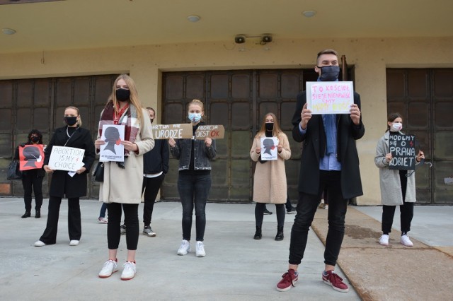 Protest kobiet przed kościołem NSJ w Piotrkowie 25.10.2020. Po wyroku TK w sprawie aborcji