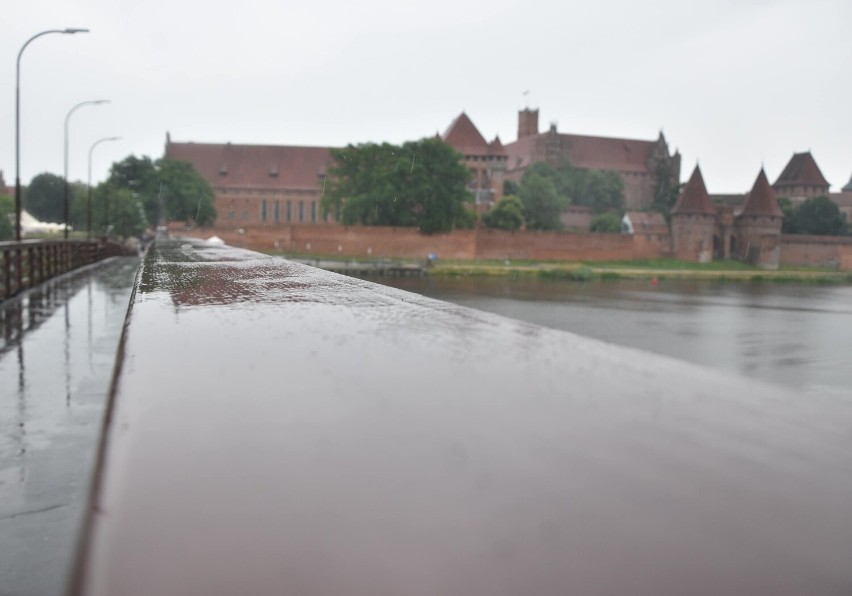 Malbork. Drewniana kładka na Nogacie została zniszczona. Komuś nie spodobała się nowiutka balustrada. Jest apel władz