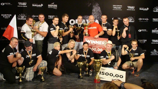 Marlena Wawrzyniak (w środku w długich blond włosach) na zawodach Orawa Armwrestling Challenge