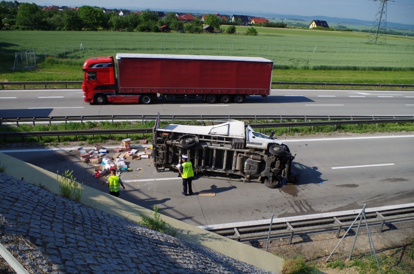 Wypadek na A4 pod Legnicą. Bus ze słodyczami zablokował drogę