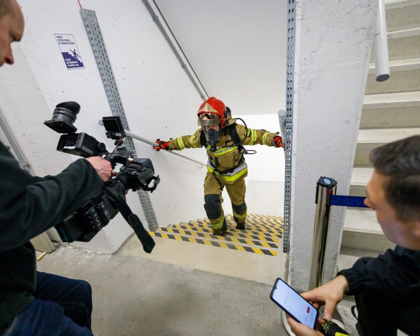 Strażacy z Gdyni mocni w bieganiu po schodach! Dali popis w wieżowcu w Gdańsku