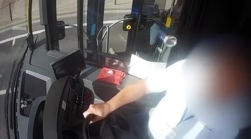 Kadr z nagrania z monitoringu autobusu
