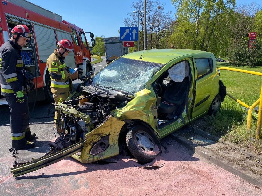 Toruń. Zderzenie auta osobowego z ciężarówką. Jedna osoba poszkodowana