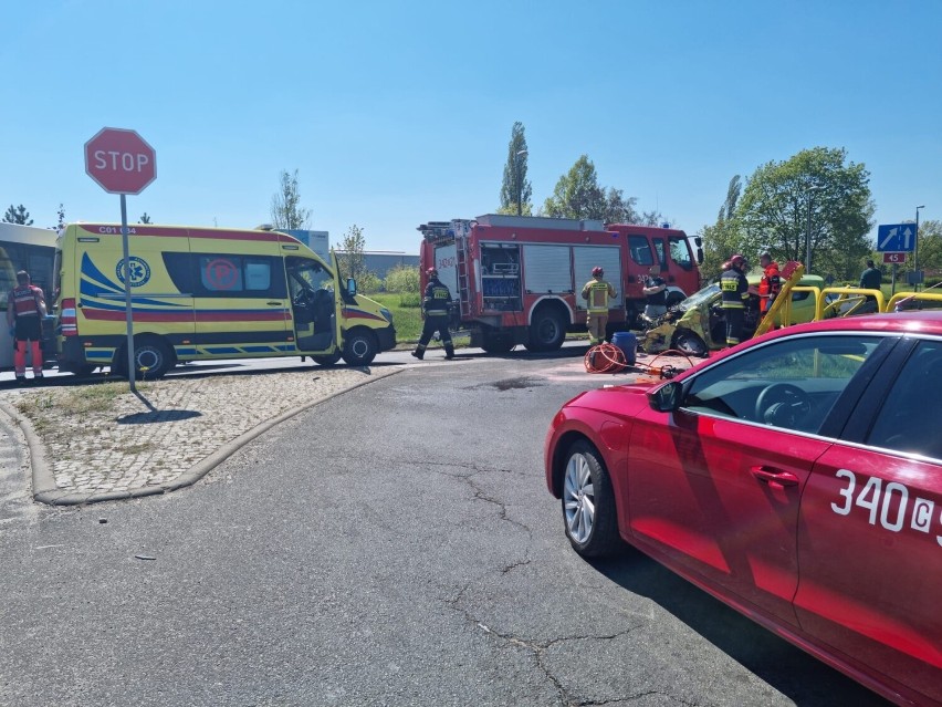 Toruń. Zderzenie auta osobowego z ciężarówką. Jedna osoba poszkodowana