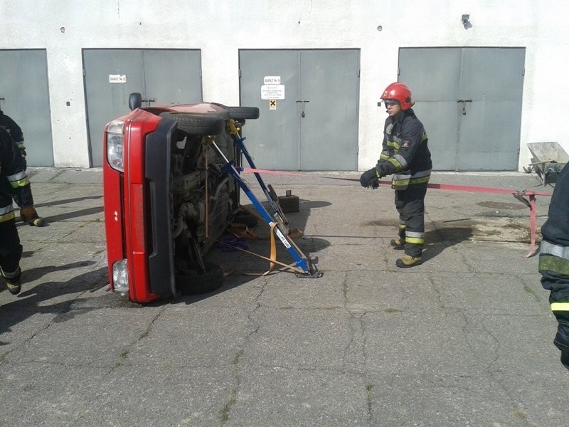 Wypadek samochodowy - ćwiczenia strażaków w Elblągu [Zdjęcia]