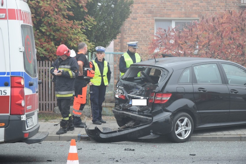 Utrudnienia na ulicy 18 stycznia w Wieluniu. Karetka zderzyła się z osobówką [FOTO, WIDEO]