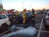 Pożar samochodu pod Auchan w Rumi. Zajęło się drugie auto. Przyczyny nie będą wyjasnione ZDJĘCIA