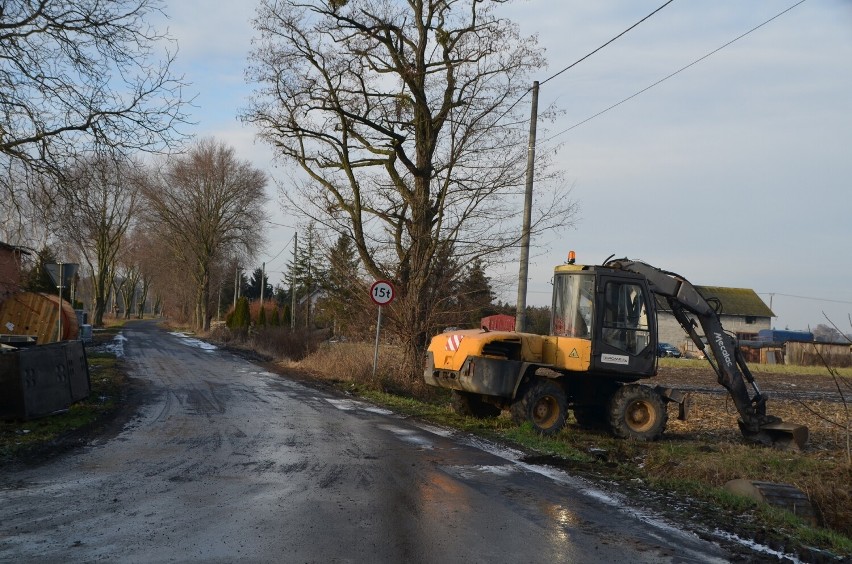 Dwie drogowe inwestycje ruszyły w gminie Błaszki. Przebudowa powiatowej drogi i budowa obwodnicy ZDJĘCIA