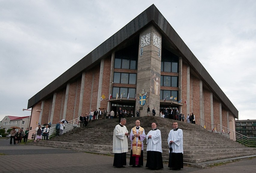 Gdańsk: Watykański sekretarz kardynał Tarcisio Bertone odprawił mszę w Katedrze Oliwskiej [ZDJĘCIA]