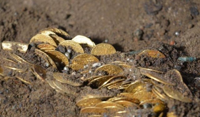 Skarb zostanie pokazany w specjalnie dla niego zaprojektowanej gablocie. Zobaczymy ponad 480 złotych monet z lat 1570-1652, ozdoby, części stroju, w tym srebrne guzy - pągwice i dekoracyjne rozety, a także amulet - „wilczy kieł”.