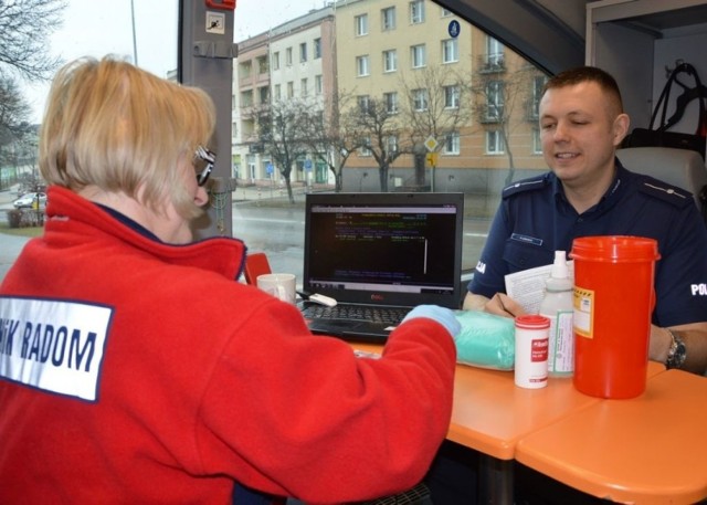 Podkomisarz Paweł Lenarcik oddał szpik drugiemu człowiekowi.