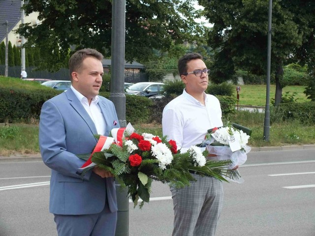 Przy pomniku, tablicy poświęconej Antoniemu Hedzie „Szaremu” w niedzielę kwiaty złożyli między innymi: Marek Materek- prezydent Starachowic i starosta starachowicki- Piotr Babicki