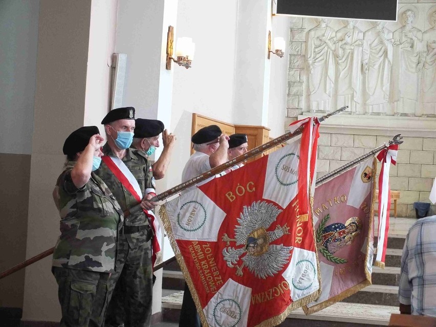 Poczty sztandarowe podczas mszy św. w kościele Św. Trójcy w...