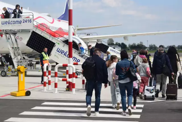 Samoloty rejsowe do Rzymu i Paryża latają pełne lub prawie pełne, ale niepokój budżą kolejne zapowiadane kierunki lotów.