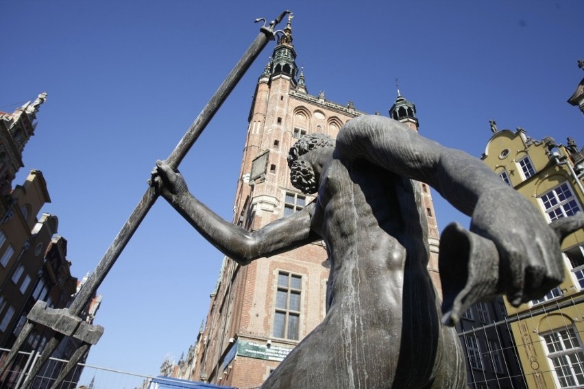 Gdańsk: Neptun wróci niebawem na Długi Targ. Neptun wypiękniał, odrestaurowano też misę