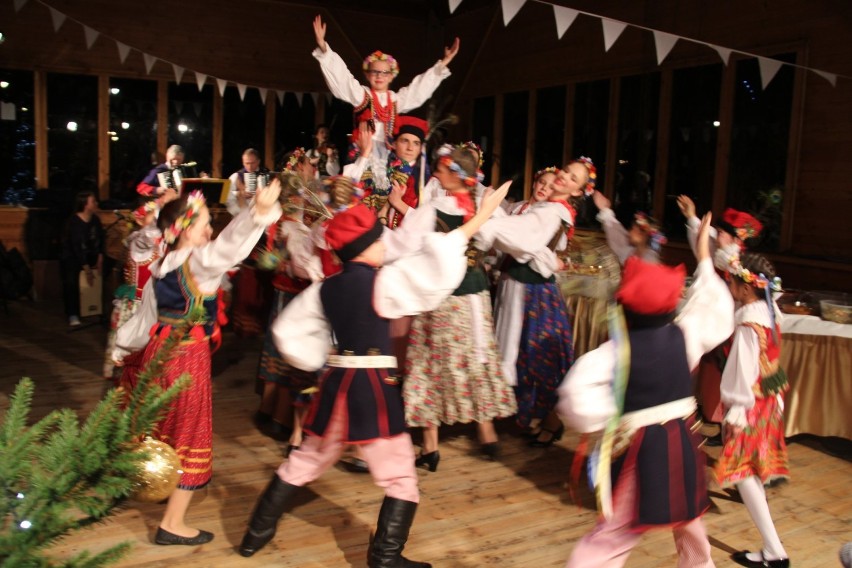 Straszyn: Tańce i śpiewy podczas dorocznej Wigilii Zespołu Pieśni i Tańca "Jagódki" [zdjęcia]