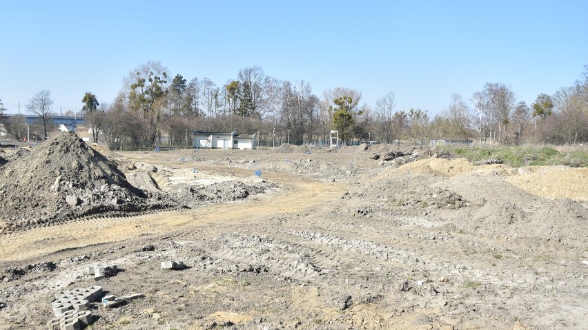 Malbork. Plac zabaw nad Nogatem będzie gotowy w maju, jak przewiduje umowa? Dzieciaki nie mogą się doczekać tej nowej atrakcji