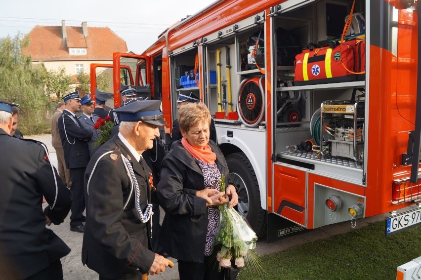 Nowy samochód strażacki udało się kupić dzięki wsparciu wielu instytucji