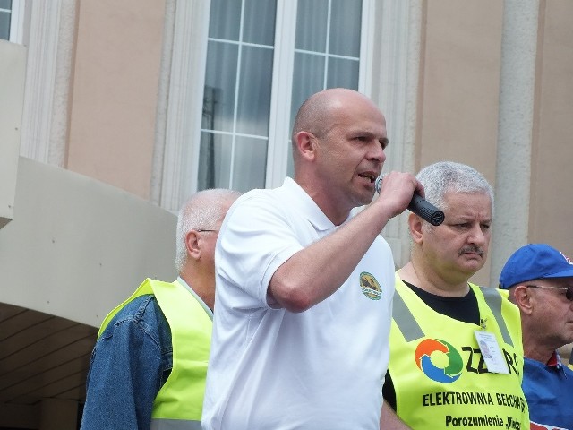 Adam Olejnik, uważa, że związkowcy  powinni protestować przeciwko planom restrukturyzacji zakładów