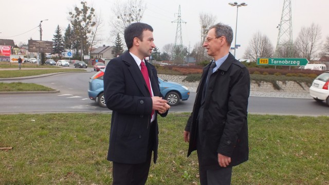 Prezydent Daniel Kozdęba (z lewej) oraz wiceprezydent Jan Myśliwiec podczas konferencji prasowej na rondzie przy ulicy Traugutta w Mielcu