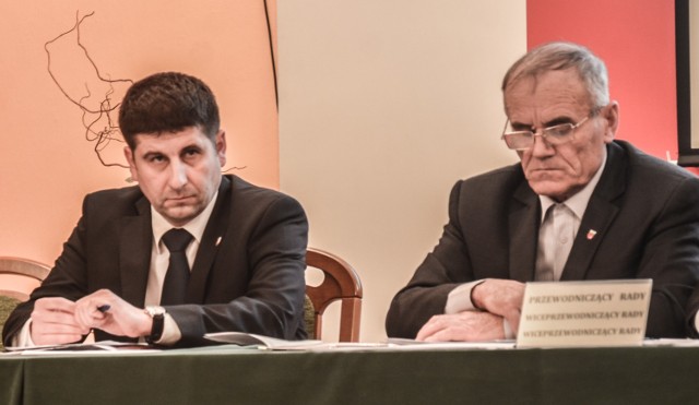 Wiceburmistrz Buko (z lewej) tłumaczył, że decyzja PKS-u była dla gminy dużym zaskoczeniem