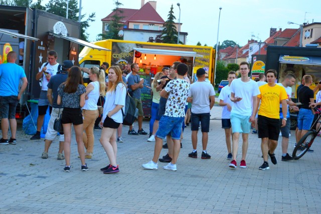 Zlot Food Trucków w Nysie zaplanowany jest na weekend od 17 do 19 września. Tradycyjnie już wydarzenie będzie miało miejsce na parkingu przed Halą Nysa. Do Nysy przyjedzie 9 food trucków. Będzie w nich można spróbować potraw kuchni azjatyckiej, amerykańskiej, meksykańskiej czy węgierskiej, a także wariacji na temat polskich fast foodów, czyli zapiekanek. Nie zabraknie też stoiska ze słodyczami. Sprawdźcie w galerii jakie food trucki pojawią się tym razem w Nysie!