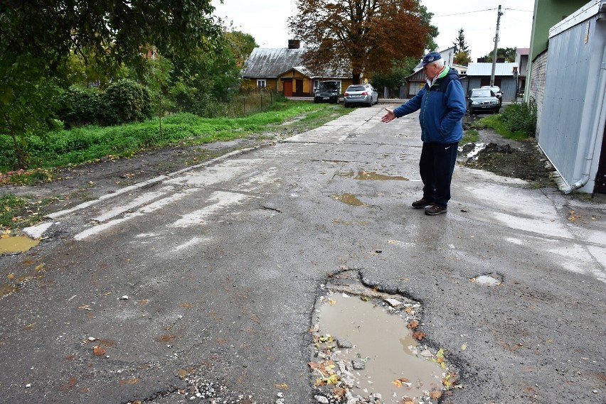 Ponad 40 lat  mieszkańcy czekają na budowę drogi do bloków w centrum Chełma. Zobacz zdjęcia