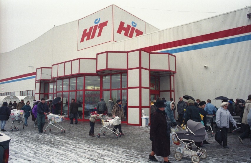 Warszawa 02.1994. Nowo otwarty hipermarket Hit przy ul....