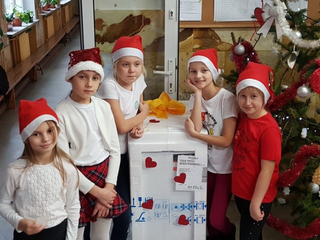 Dzieci i uczniowie PSP 2 w Głuchołazach przekazali pani Marii między innymi pralkę.