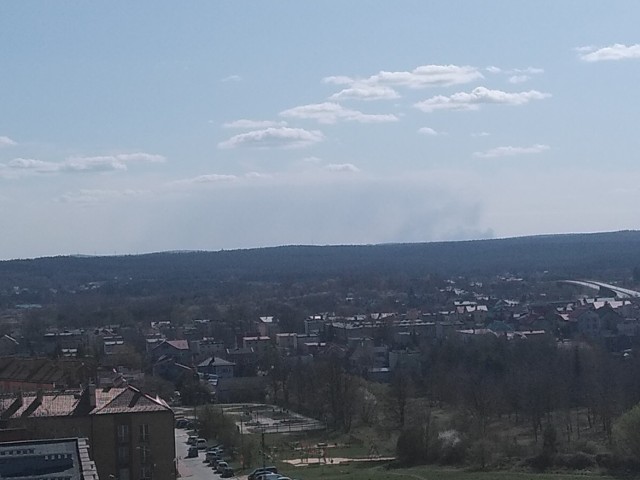 Pożar w Nowinach widziany z ulicy Popiełuszki w Sakrżysku.