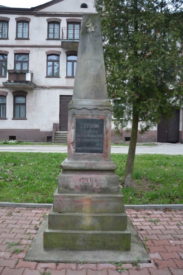 Pomnik ku czci żołnierzy Armii Czerwonej ma status mogiły wojennej.