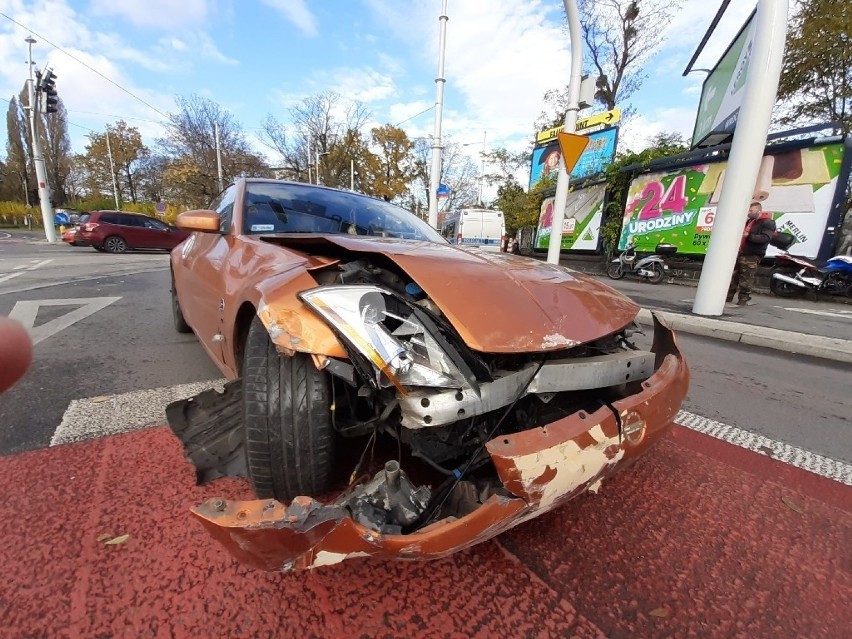 Wypadek we Wrocławiu. Roztrzaskał się sportowy nissan (ZDJĘCIA)