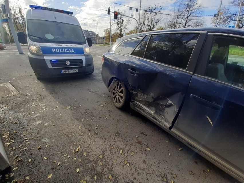 Wypadek we Wrocławiu. Roztrzaskał się sportowy nissan (ZDJĘCIA)