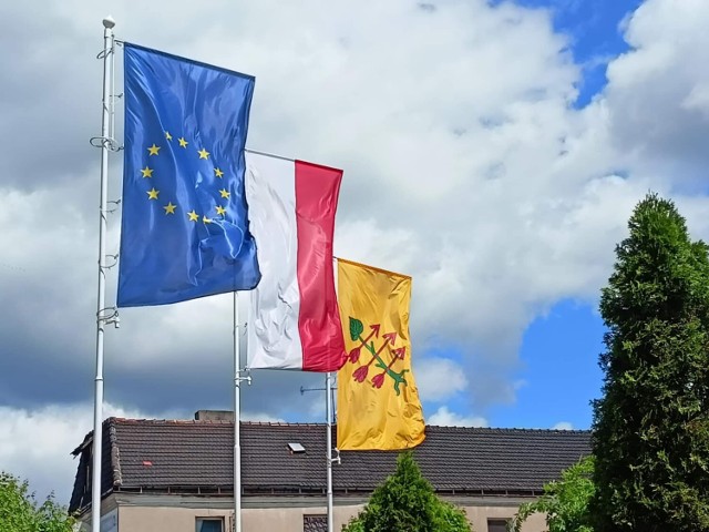 Przed Urzędem Gminy w Czempiniu wyeksponowana została Flaga Gminy Czempiń