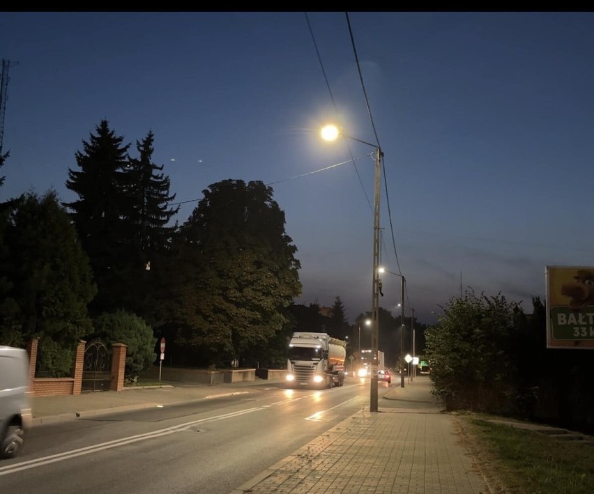 Gmina Opatów ma nowe lampy energooszczędne. Świecą się całą noc. Zobacz zdjęcia i film