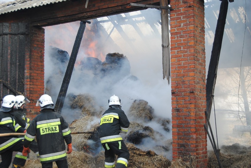 Pożar stodoły i auta (ZDJĘCIA)