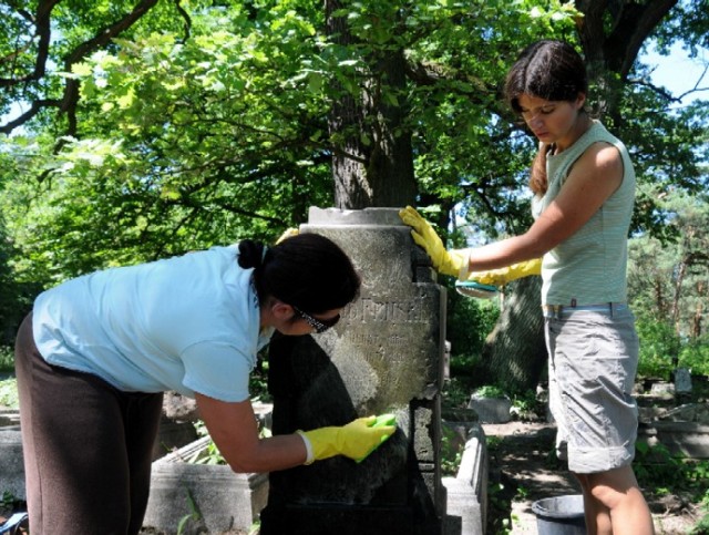 Karolina Falleńczyk (z lewej) i Joanna Lipska: - To nasz obowiązek dbać o te groby.