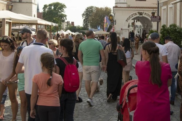 Sandomierz został zadeptany i rozjechany. Tak mówią mieszkańcy Królewskiego Miasta, którzy w niedzielę,  byli świadkami  tego, jak do centrum miasta próbowały  wjechać setki samochodów i motorów, a turyści drepczą w korkach idąc chodnikiem i ulicami w obrębie Starówki