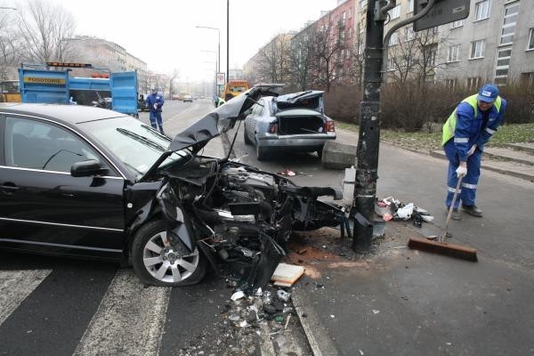 Policja musi często płacić z własnych pieniędzy na naprawę radiowozów.