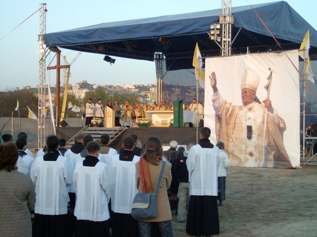 Początek mszy świętej na placu budowy centrum papieskiego.