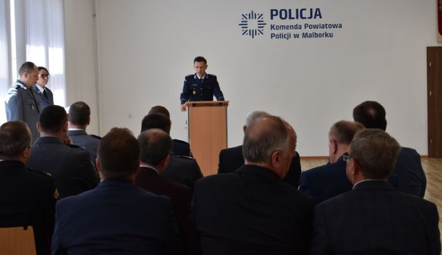 Gospodarzem uroczystej zbiórki był mł. insp. Dariusz Zeler, komendant powiatowy policji w Malborku.
