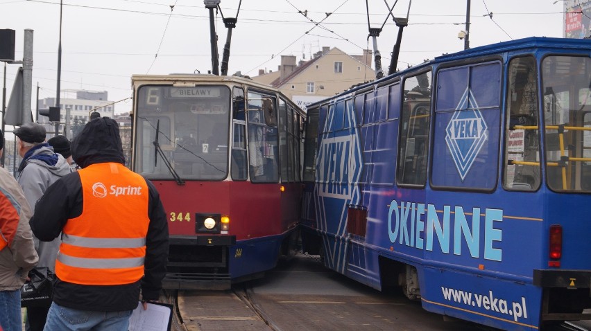 Kolizja tramwajów w Bydgoszczy. Centrum miasta zakorkowane  [zdjęcia] 