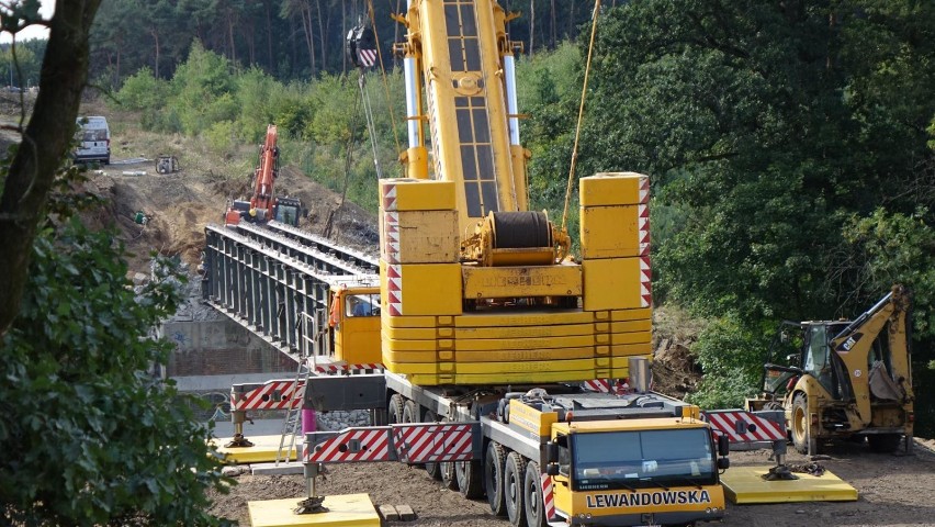 Trwa wyburzanie mostu wronieckiego na obornickich Łazienkach [ZDJĘCIA]