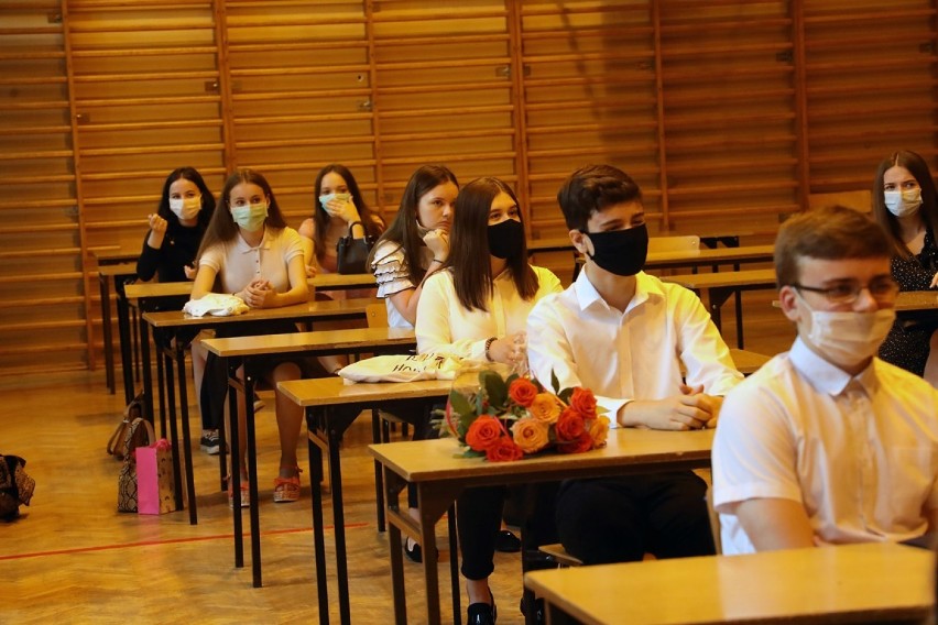 Uczniowie II Liceum Ogólnokształcącego w Legnicy odebrali świadectwa [ZDJĘCIA]