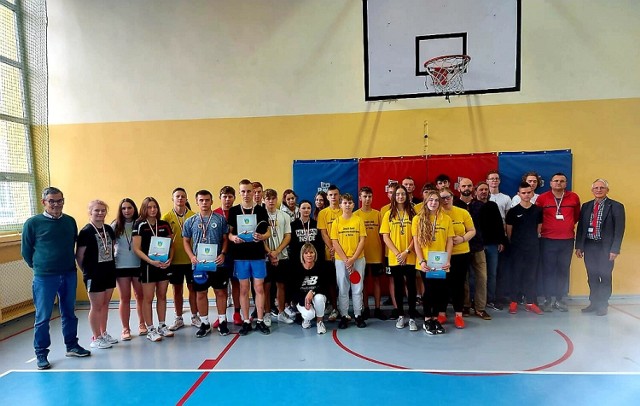 Młodzież ze szkół pondadpodstawowych z powiatu żnińskiego grała w tenisa stołowego.