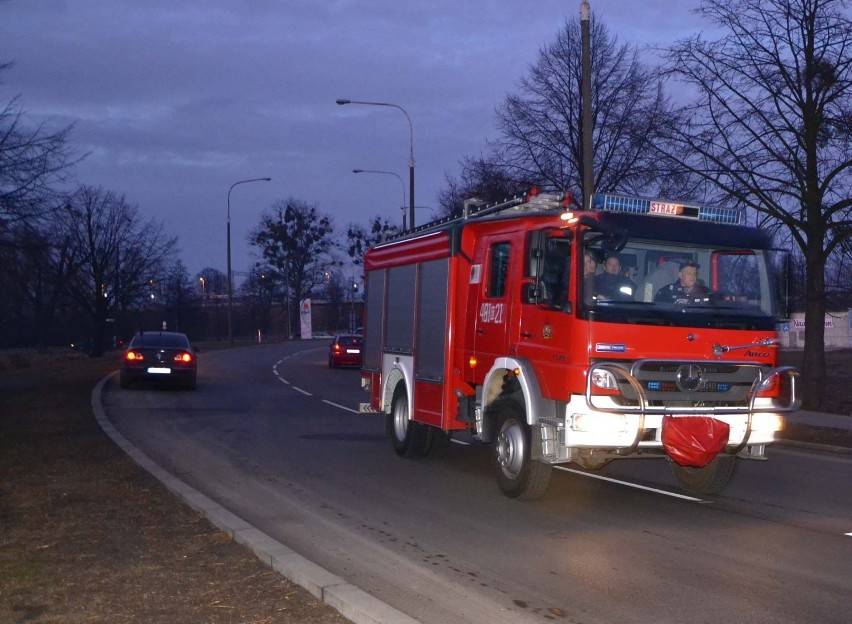 Wypadek na ul. Wałowej w Malborku. Suzuki wypadło z drogi na zakręcie