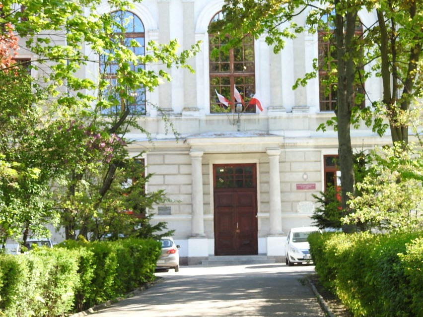 Alarmy bombowe w Łomży. Policja sprawdziła pomieszczenia w kilku szkołach